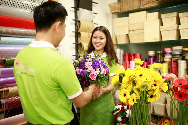 nhân viên giao hoa